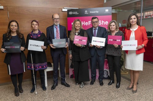 Foto de familia de l@s participantes en el acto de Fundación ONCE, mostrando el lema Heforshe