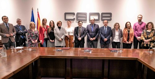 Foto de familia de lo representantes de las tres entidades participantes tras la firma del acuerdo