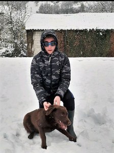 Marcos, junto a su perro, en un paisaje nevado