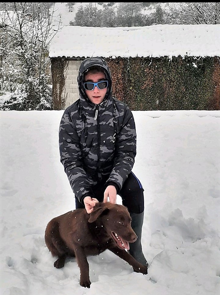 Marcos, junto a su perro, en un paisaje nevado