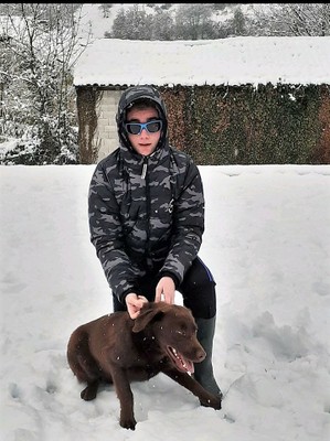 Marcos, junto a su perro, en un paisaje nevado