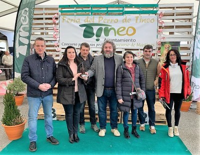 María Jesús Varela (segunda por la izquierda) muestra el trofeo junto a los organizadores de la Feria y el escultor César Castaño (en el centro)