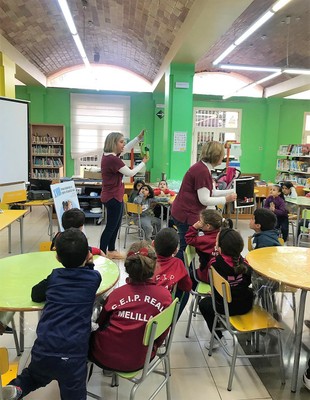Las instructoras les explican a los peques los materiales con los que van a trabajar en los talleres