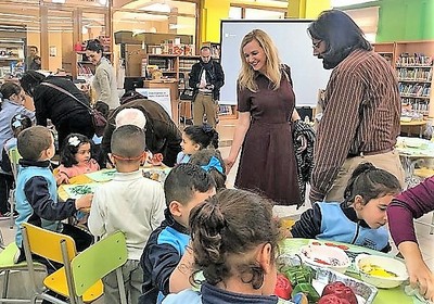 Un grupo de niños comparte en el aula una de las actividades con los profesores de su centro que les habían acompañado