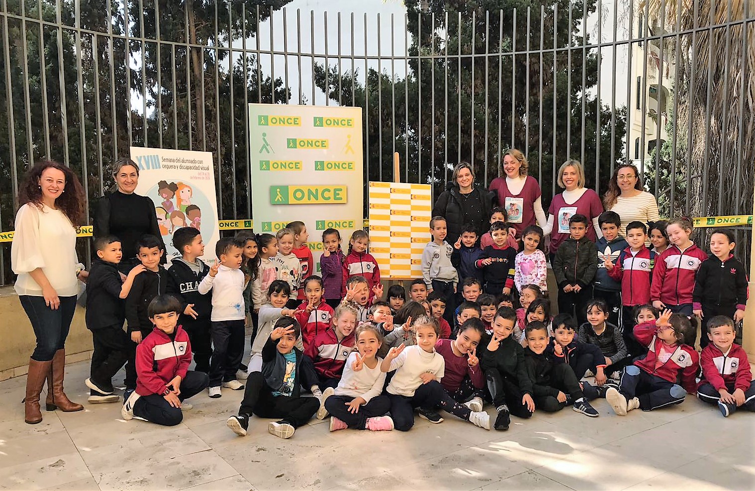 Uno de los grupos escolares se fotografía con sus profesores y las organizadoras a las puertas de la Biblioteca