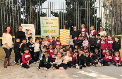 Uno de los grupos escolares se fotografía con sus profesores y las organizadoras a las puertas de la Biblioteca