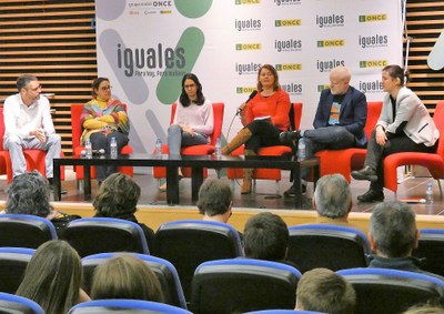 Mesa de la sesión destinada a exposición de experiencias personales