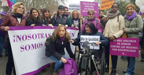 Representantes de la FCM con pancartas en la manifestación del 8 de marzo en Madrid