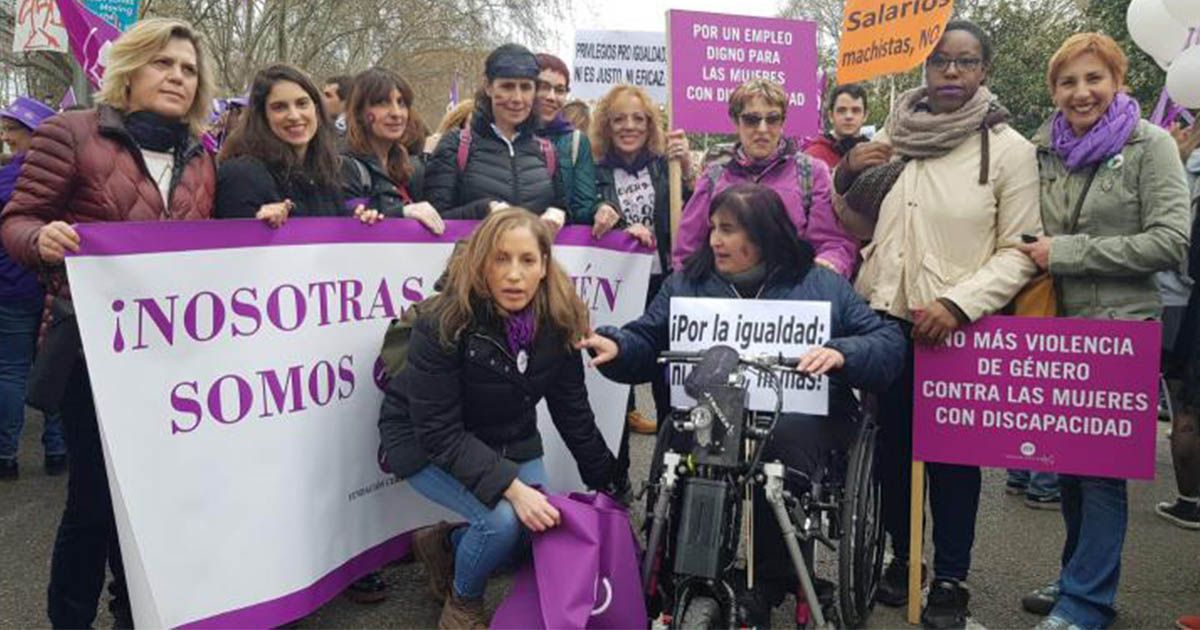 Representantes de la FCM con pancartas en la manifestación del 8 de marzo en Madrid