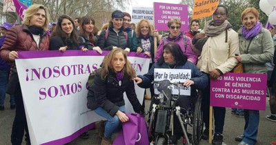 Representantes de la FCM con pancartas en la manifestación del 8 de marzo en Madrid
