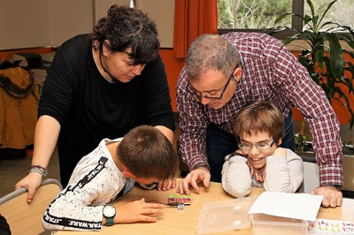 Profesores y alumnos realizando uno de los talleres