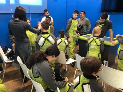 Los alumnos se preparan para vivir la experiencia del túnel de viento