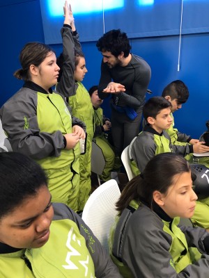 Los alumn@s reciben instrucciones antes de entrar en el túnel