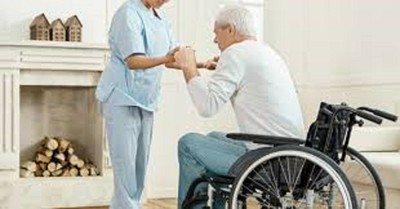 Asistente ayuda a una persona en silla de ruedas