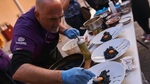 Ángel Palacios con su plato ganador "Una mirada al mar"  (Foto publicada en el digital riojano 'nuevecuatrouno')
