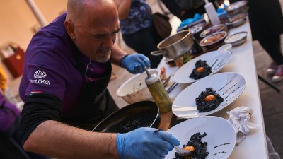 Ángel Palacios con su plato ganador "Una mirada al mar"  (Foto publicada en el digital riojano 'nuevecuatrouno')