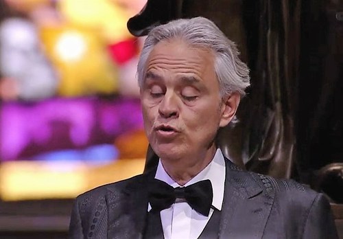 Andrea Bocelli durante su actuación en el Duomo milanés