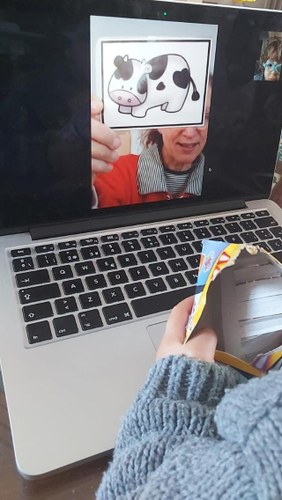 Atención por videoconferencia de una profesora con su pequeña alumna