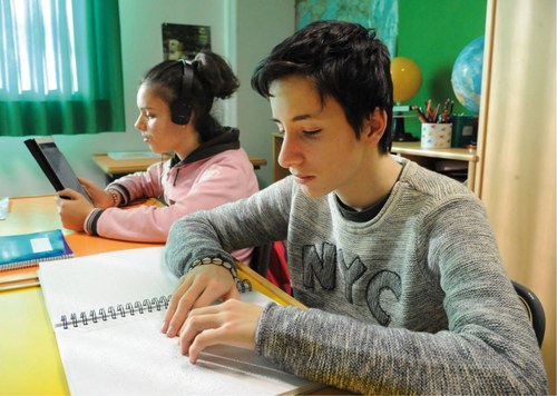 Joven ciego leyendo un texto en braille