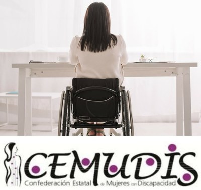 Mujer con discapacidad sobre el logo de CEMUDIS