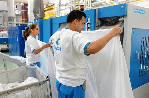 Trabajadores de Ilunion en el centro de lavandería industrial de Valladolid