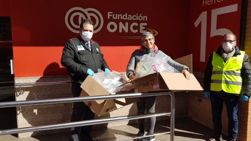 Voluntarios de Fundación encargados de realizar la entrega de estas pantallas