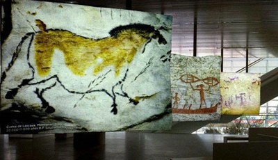 Reproducción de pinturas rupestres expuesta en el MEH