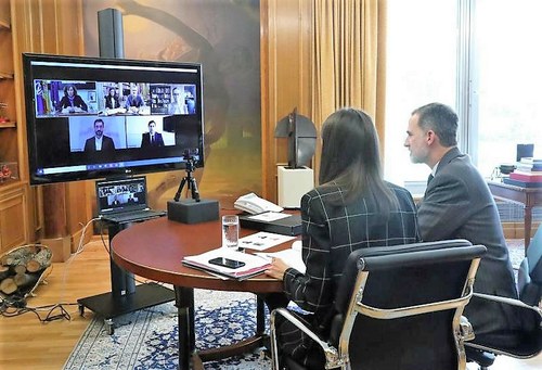 Don Felipe y doña Letizia, en un momento de la videoconferencia  (Foto: Casa Real)
