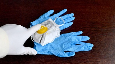 Guantes y máscarilla