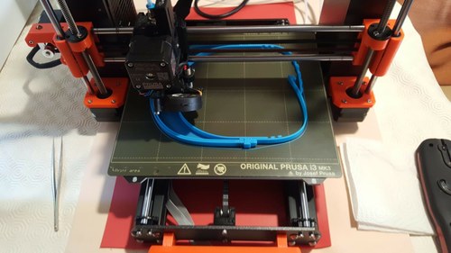 Impresora 3D realizando una pantalla protectora