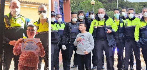 Francisco Manuel muestra el diploma junto a los policías locales