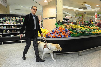 Usuario de perro guía en un supermercado