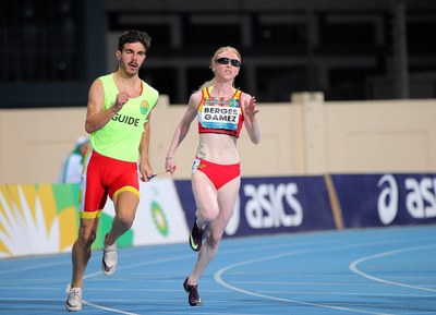 La atleta ciega Melany Berges durante una competición, acompañada por su guía
