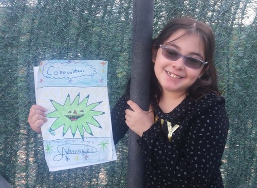 Nayara muestra la portada de su cuento