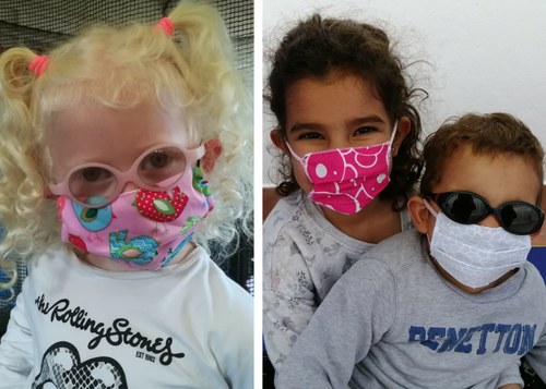 Nela de 4 años, a la izquierda, junto a Javier y su hermana Paula, a la derecha.