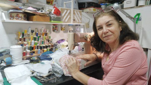 Nuria Rodríguez, maestra de la ONCE en Málaga, en el taller de mascarillas.