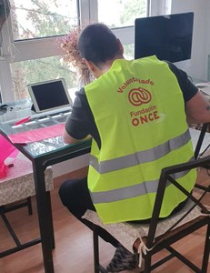 Un voluntario elabora una de las batas 