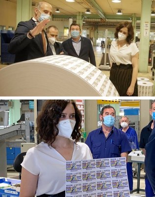 Arriba, el director de la Imprenta muestra a Ayuso y al director general de la ONCE como sale el papel impreso de los nuevos cupones. Abajo, Ayuso muestra los cupones