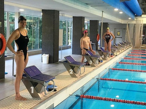 Nadadores paralímpicos retornan al CAR de Sant Cugat guardando la preceptiva distancia en la piscina