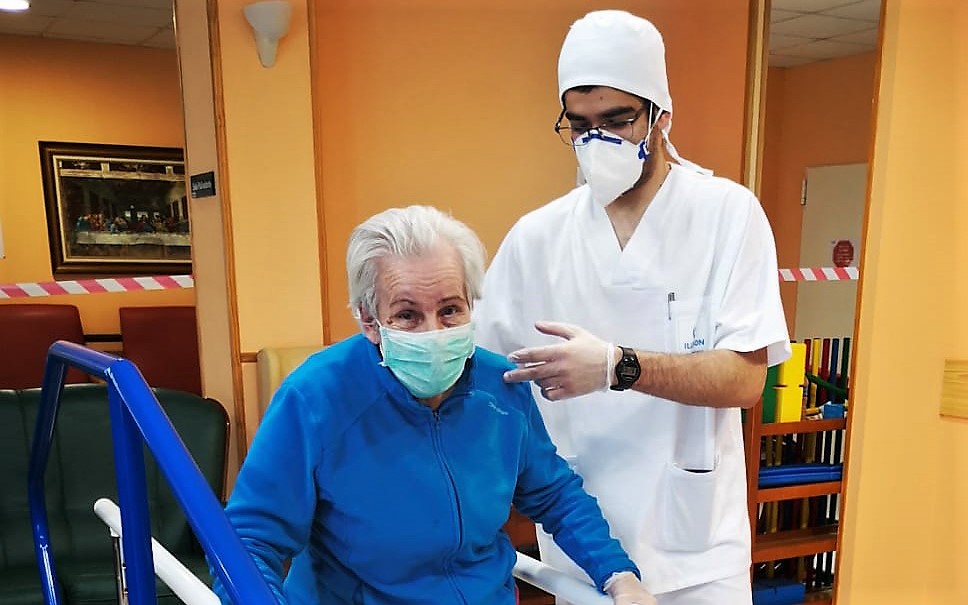 Asistente sanitario atendiendo a una persona mayor 