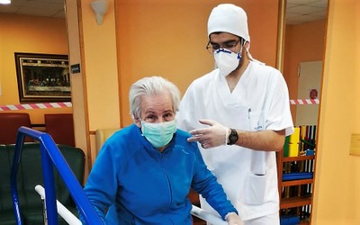 Asistente sanitario atendiendo a una persona mayor 