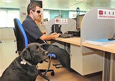 Hombre ciego trabajando en un call-center