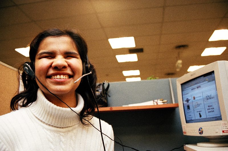 Joven ciega latinoamericana en su puesto de trabajo