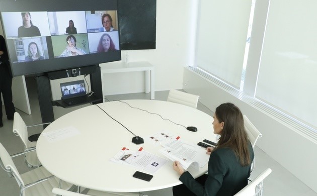Momento de la videoconferencia de la reina con las representantes de la FCM (Fotos Casa Real)