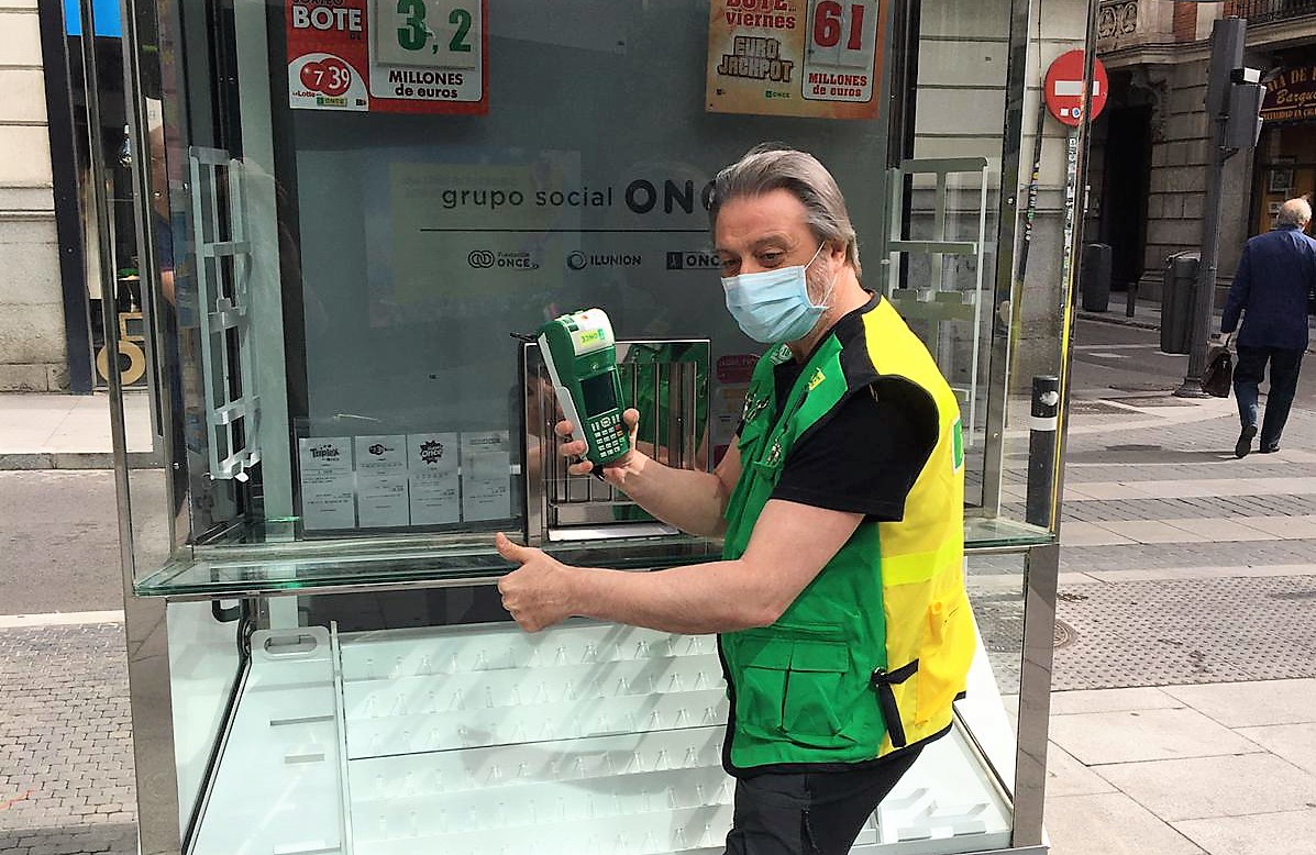 Pipu, vendedor de Madrid, preparado para la venta en su quiosco