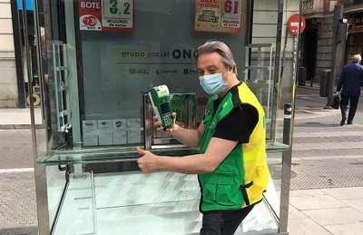 Pipu, vendedor de Madrid, preparado para la venta en su quiosco