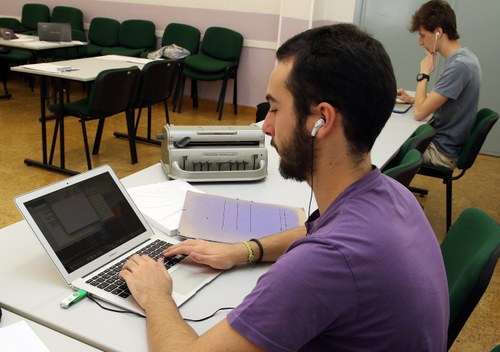 Alumnos con discapacidad visual durante las pruebas