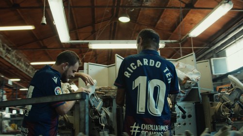 El atleta Ricardo Ten (a la derecha) junto a Diego Soliveres (cofundador de Timpers) en el almacén de la empresa, rodeados de zapatillas