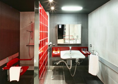 Ilunion cuida especialmente la accesibilidad de sus instalaciones como se muestra en este baño de una habitación de uno de sus hoteles en Valencia