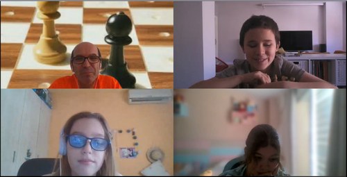 Imagen del seminario web con su coordinador y tres de los jóvenes ajedrecistas ciegos